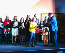 Сухенко Константин Эдуардович вручает грамоты и книги полуфиналистам конкурса чтецов